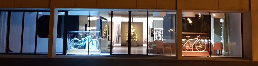 Shop Window lighting Tour de Suisse Rad | Invisua Lighting